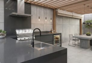 Cozinha moderna com área externa.