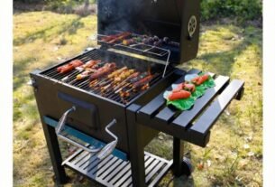 Churrasqueira com espetos e fumaça.